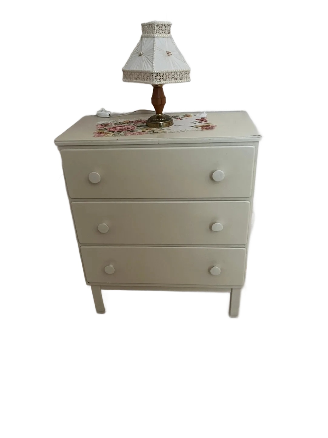 Liten byrå/sängbord i vintage-stil med tre lådor.