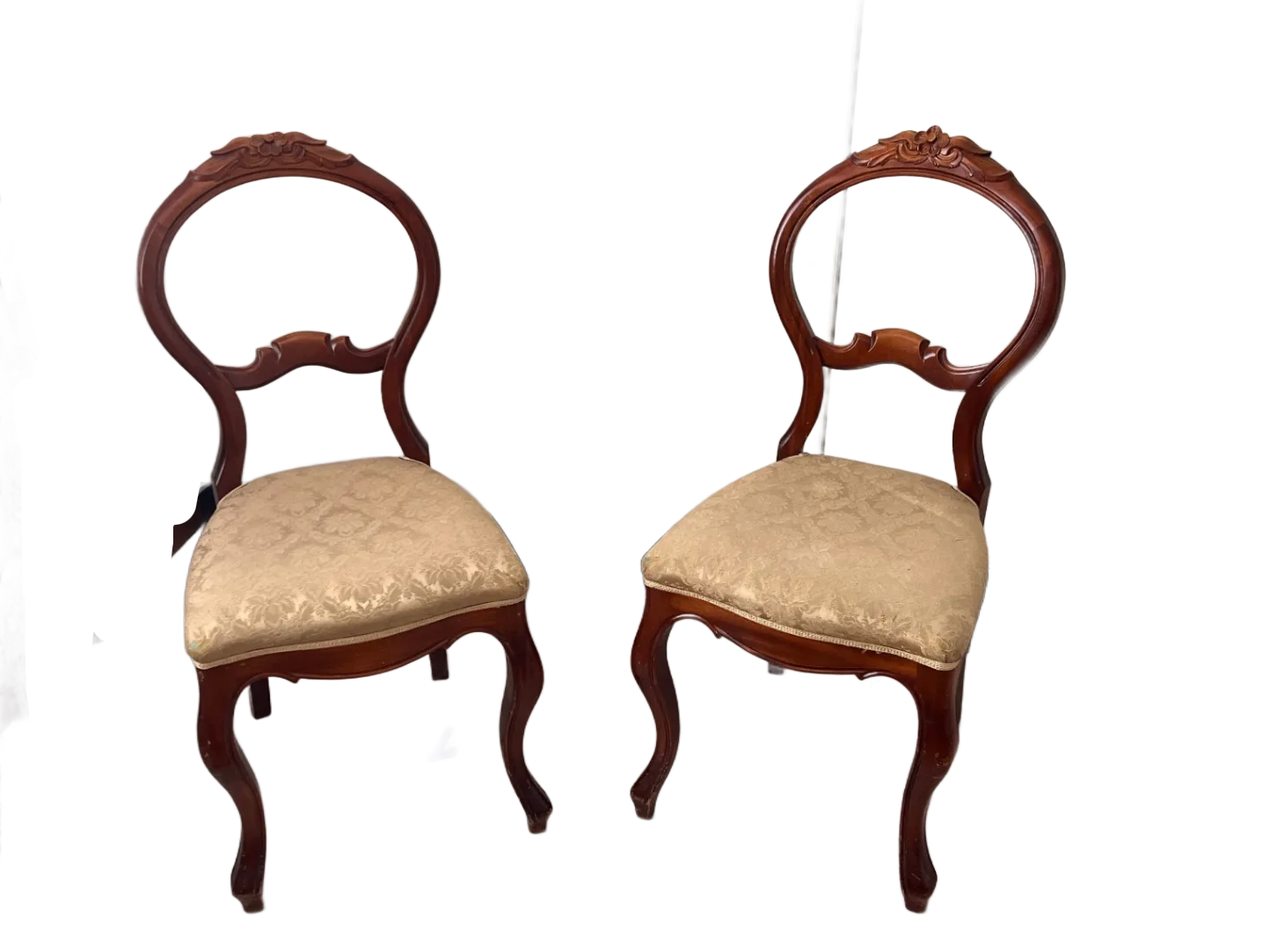 Ett par ballongryggstolar i rokokostil, troligen från sent 1800-tal eller tidigt 1900-tal, med snidade detaljer och stoppade sitsar i damastmönster.