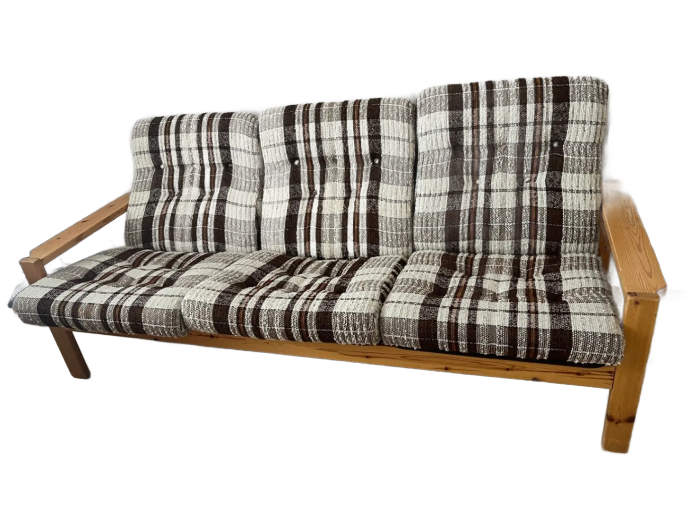 Tre-sits soffa + fåtölj med fururam och rutiga tygkuddar i retrostil.