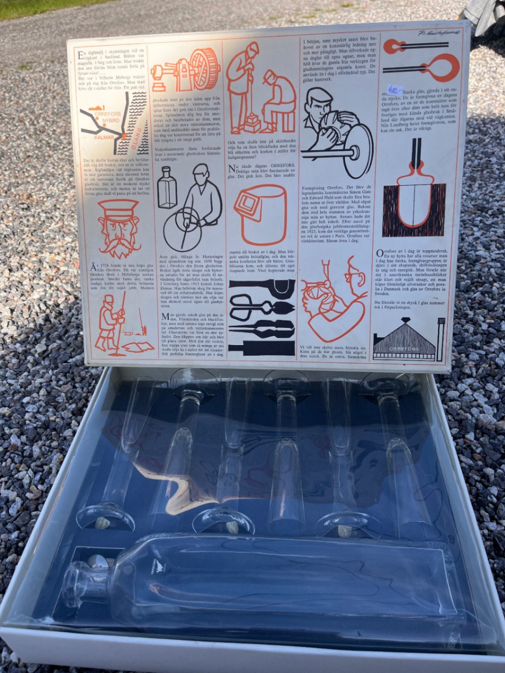 Orrefors karaffset med 6 glas i originalkartong (historiskt tema). Exakt modell ej identifierad, men ett klassiskt presentset från Orrefors.