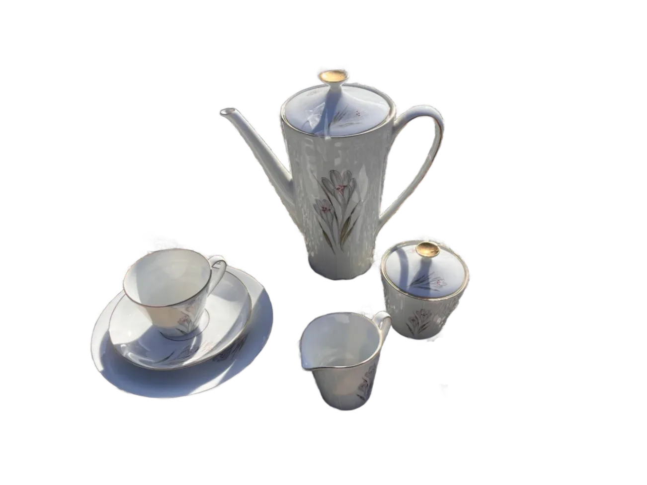 Bavaria kaffeservis i finporslin för 12 personer, med kaffekanna, sockerskål, gräddkanna samt 12 koppar, fat och assietter. Blomstermotiv med gulddetaljer. Tillverkad i Tyskland.