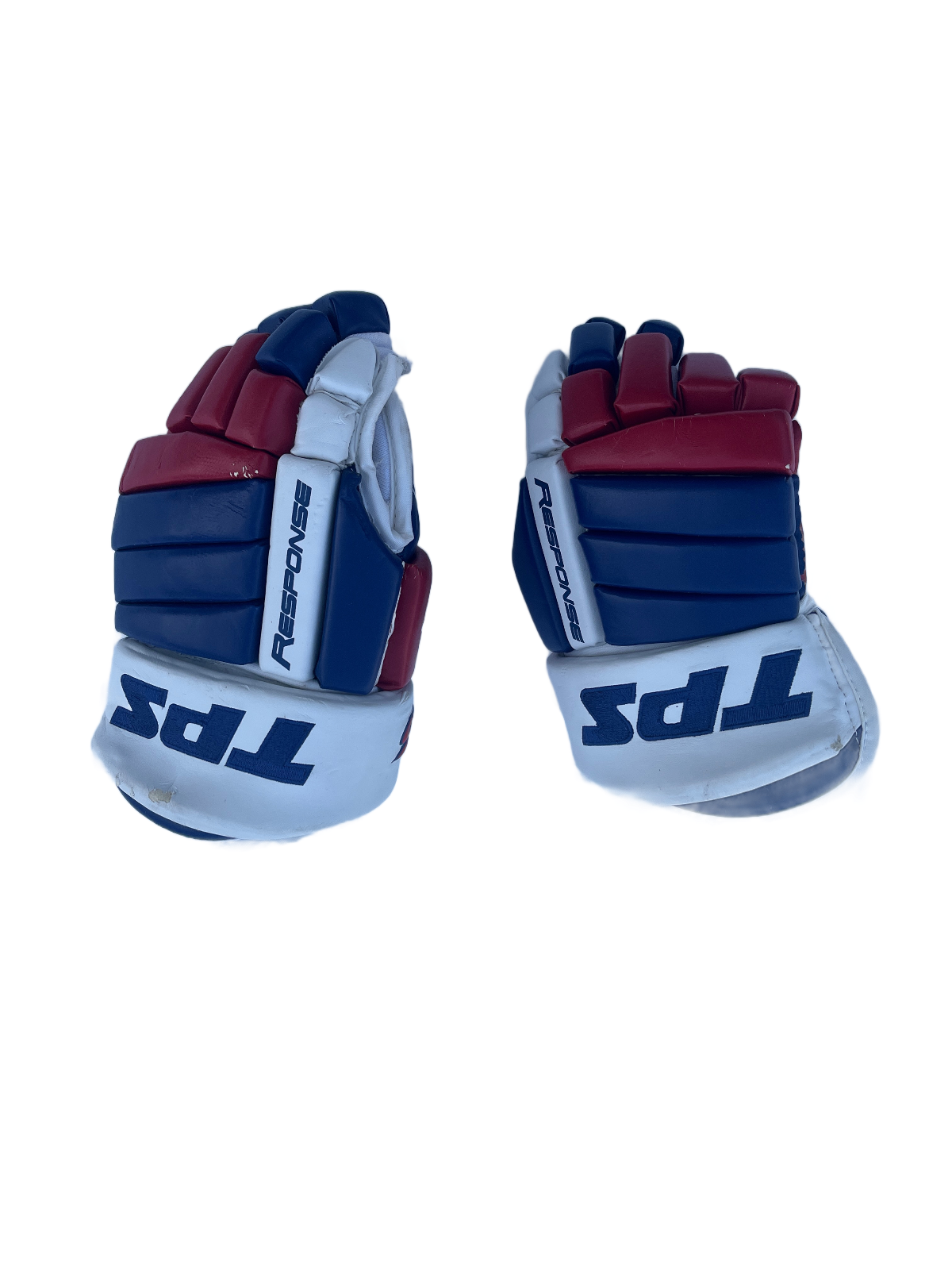 Ett par TPS Response hockeyhandskar i rött, vitt och blått.