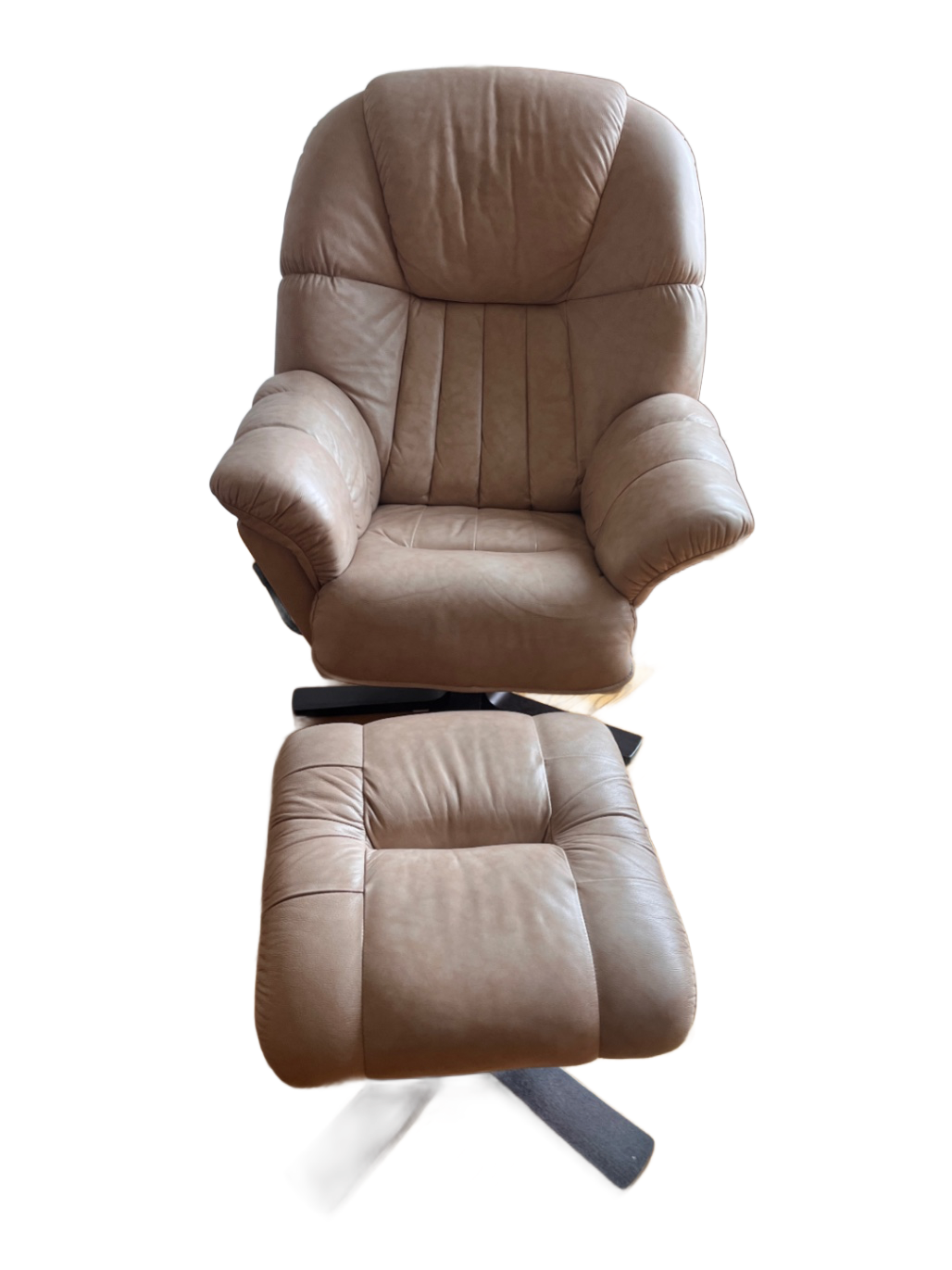 Bekväm reclinerfåtölj med fotpall i ljust läder/konstläder.