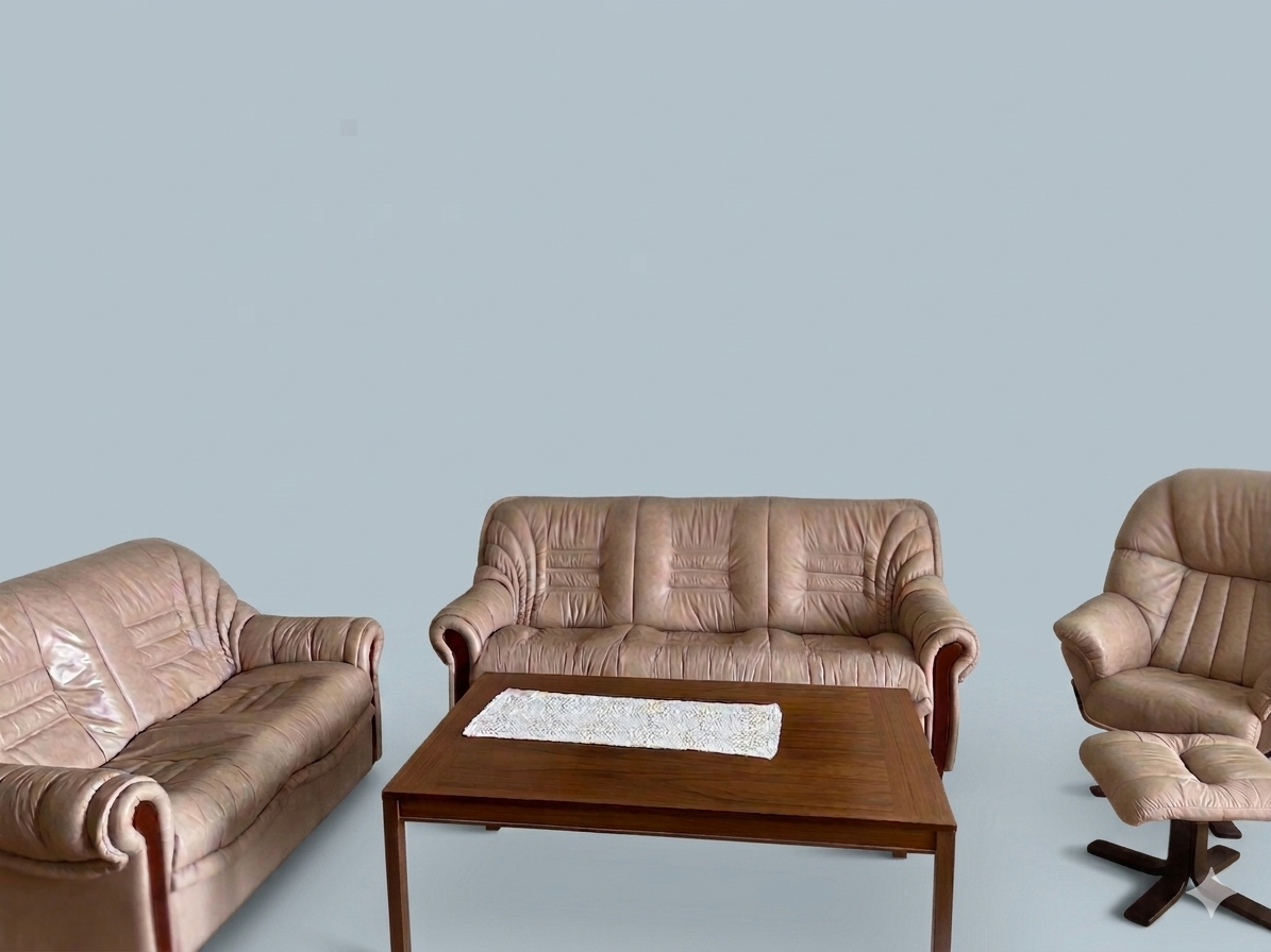 Soffgrupp i ljus läder (3-sits, 2-sits soffa samt fåtölj med fotpall)